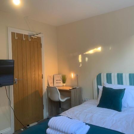 Cosy Room With Private Entrance & Ensuite レディング エクステリア 写真