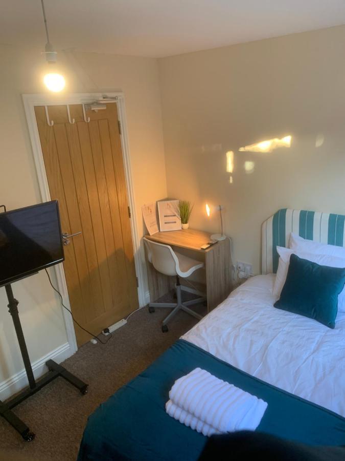 Cosy Room With Private Entrance & Ensuite レディング エクステリア 写真