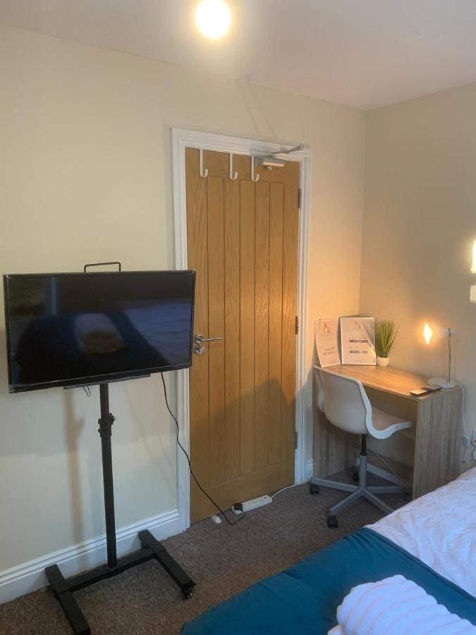 Cosy Room With Private Entrance & Ensuite レディング エクステリア 写真