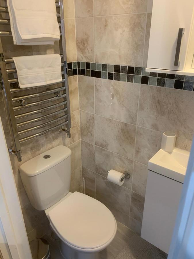 Cosy Room With Private Entrance & Ensuite レディング エクステリア 写真