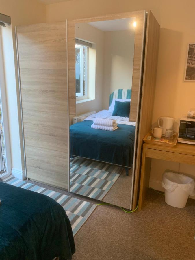 Cosy Room With Private Entrance & Ensuite レディング エクステリア 写真