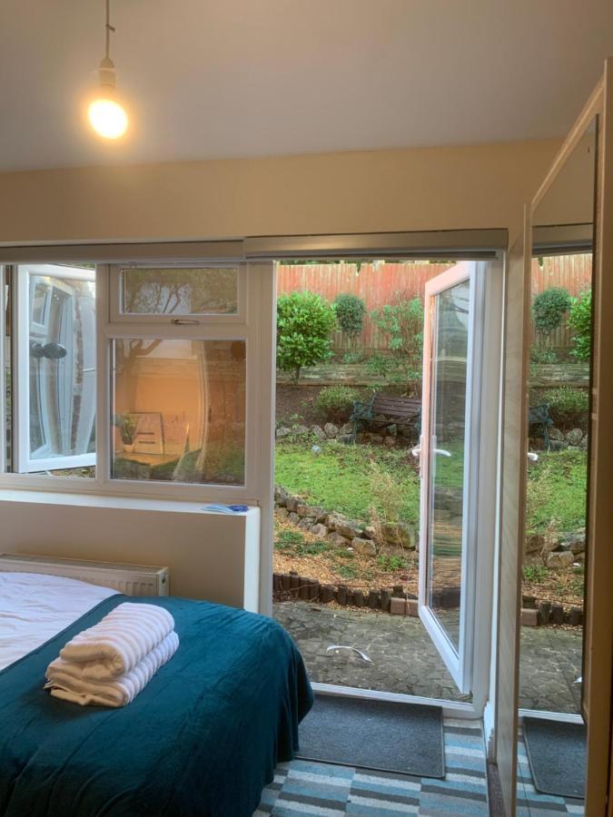 Cosy Room With Private Entrance & Ensuite レディング エクステリア 写真