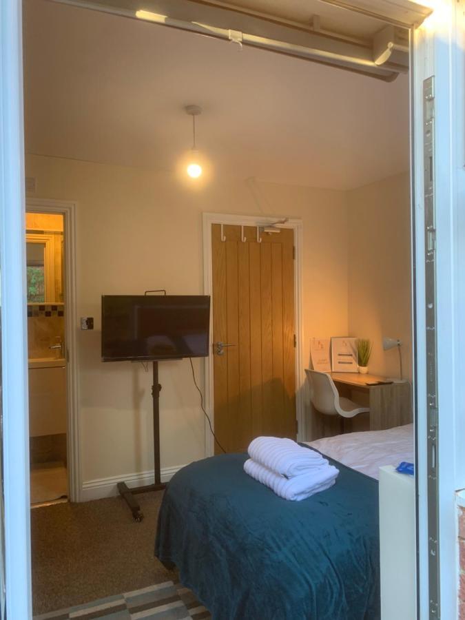 Cosy Room With Private Entrance & Ensuite レディング エクステリア 写真