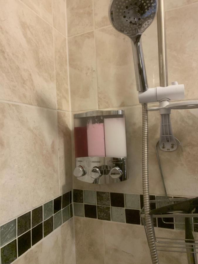 Cosy Room With Private Entrance & Ensuite レディング エクステリア 写真