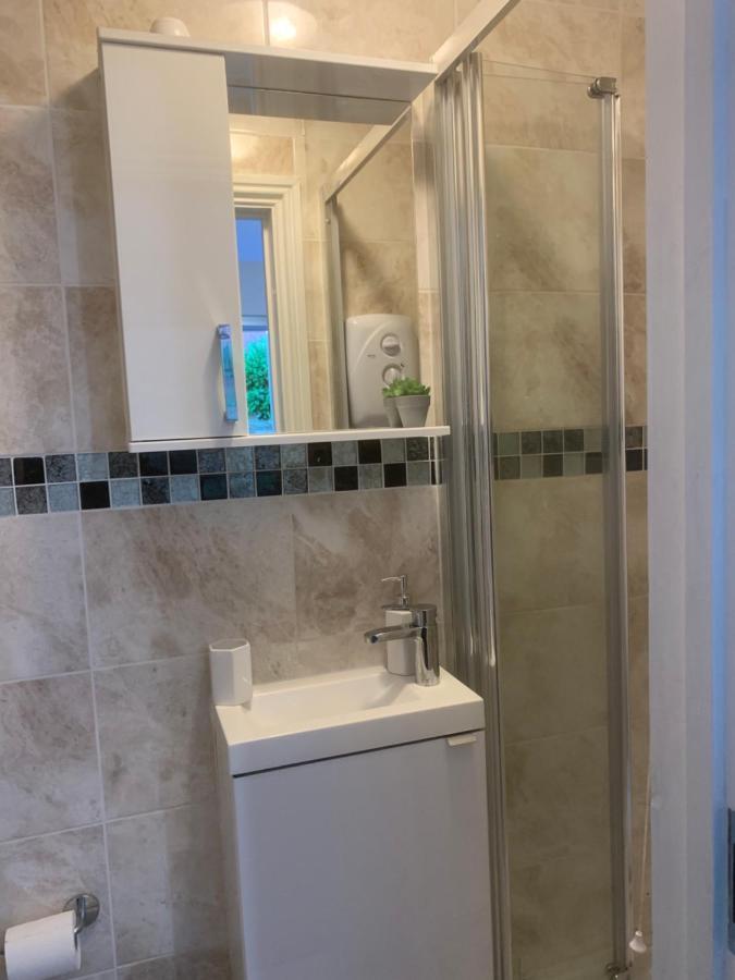 Cosy Room With Private Entrance & Ensuite レディング エクステリア 写真