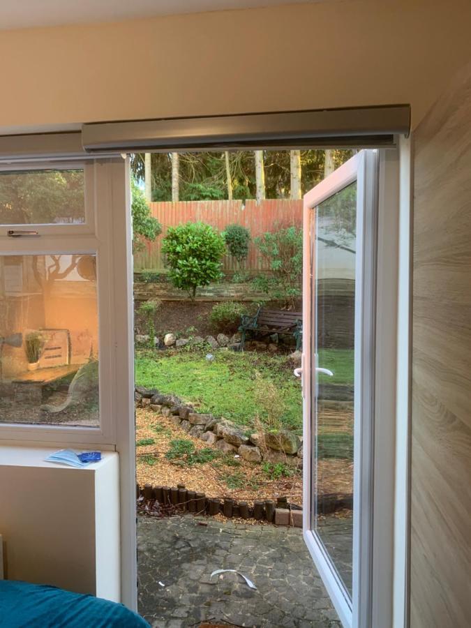 Cosy Room With Private Entrance & Ensuite レディング エクステリア 写真