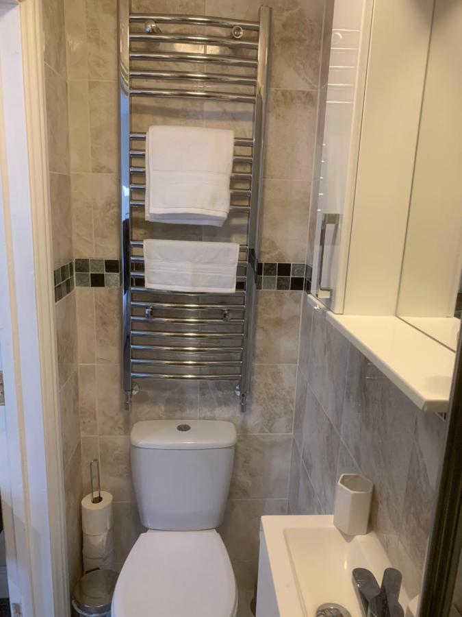 Cosy Room With Private Entrance & Ensuite レディング エクステリア 写真