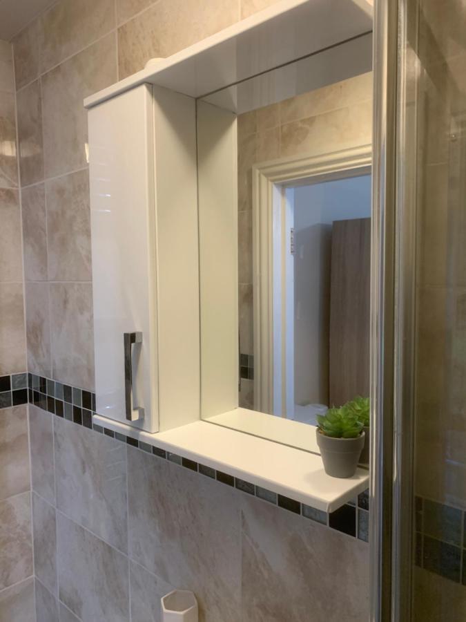 Cosy Room With Private Entrance & Ensuite レディング エクステリア 写真